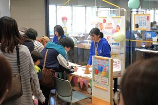 開始前にもかかわらず、受付には長い列ができました。