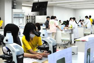 生化学実習体験会場の様子