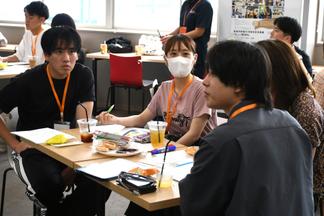 グループで先輩と話をする様子
