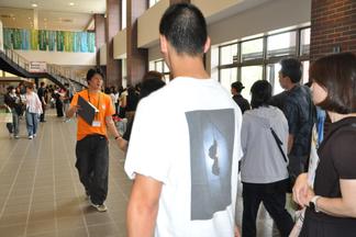 来場者に声掛けをする学生スタッフ