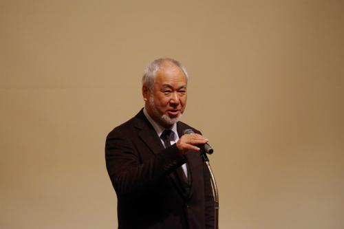 開会の挨拶をする腫瘍センターの緒方副センター長