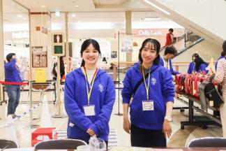 受付で子供たちを待つ学生