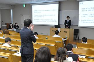 質疑応答では院生同士の議論で学びを深めます