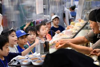 学食でお昼ご飯、自分で注文します