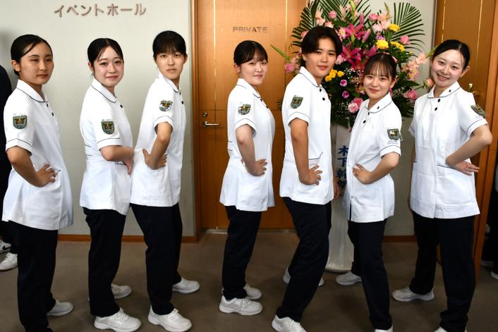 今年度から、新たに女子学生もエンブレムを選択できるようになりました