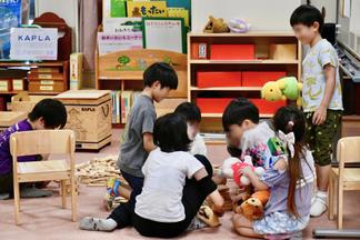 保育実習室の教具を使って自由遊び