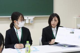 グループに分かれて研修成果発表