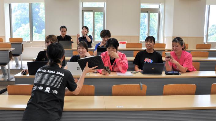 アプリを使って先生役の学生がクイズを出題し、生徒役の学生がオンラインで参加。早押し形式で正解数を競い合い、最後にランキングを発表!