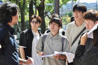 先生の説明に耳を傾ける学生たち