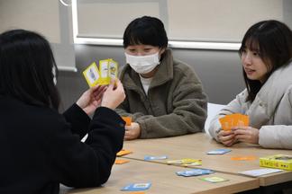 学生と子どもが一緒にゲーム