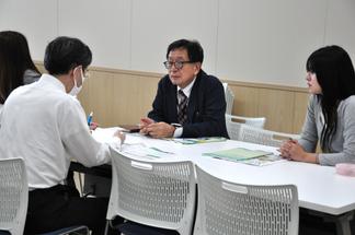 小原学部長も参加した個別相談会