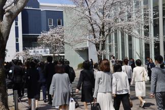 学部ごとにオリエンテーション会場へ