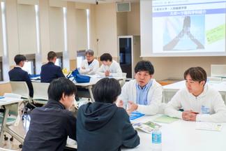 教職員や学生に直接相談する参加者