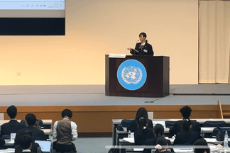 イスラエル大使としてスピーチする有働さん