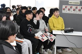 積極的に質問をする学生