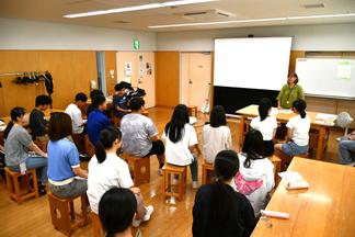 弱視の長谷部寿子さん（ちゃこちゃん）の実体験を交えた講話に興味津々な参加者