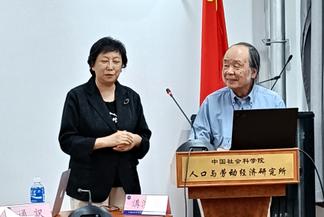 閉会の挨拶をする原田名誉教授と王橋教授