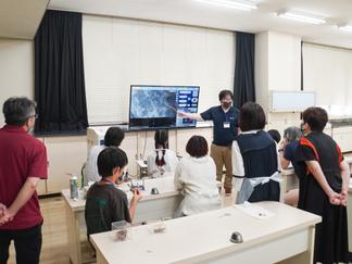 持ち寄ったものを電子顕微鏡で観察するワークショップ