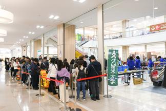 開始前にもかかわらず、受付には長い列ができました。