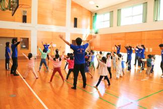 まずは体を使ったじゃんけんでウォーミングアップ