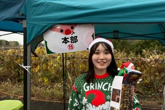 会場の案内をする学生