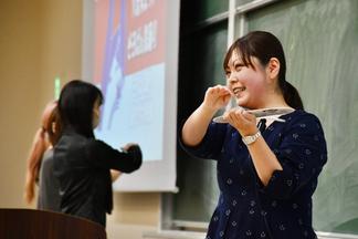 学生たちに踊りの指導をする井門さん