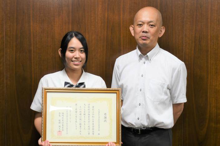 岡崎先生と演劇部の金 多贇さん(高3)