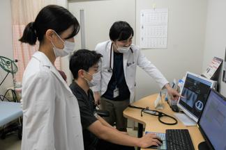 指導医から説明を受ける様子