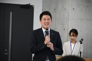 学生にエールを送る簑原市長
