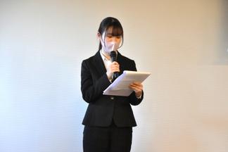 リーフレットの改訂内容について説明する辻さん