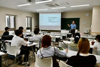 学生たちの意見にコメントをする沢畑氏