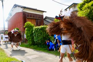 楽器や手拍子も無いなかで2頭の獅子が息を合わせて舞います