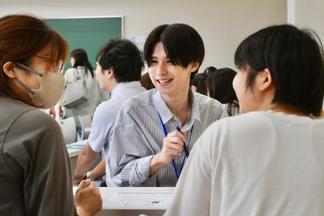 参加者からの質問に答える学生