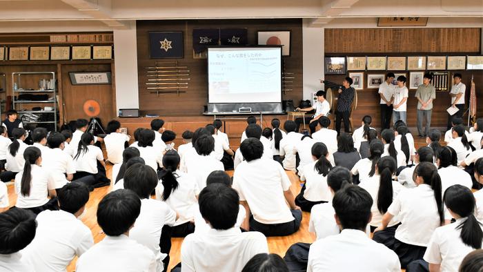 学生が高校生と一緒に選挙啓発授業