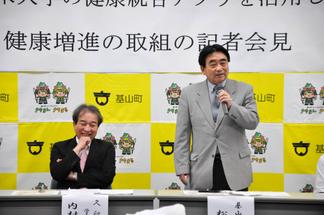 ユーモアを交えてご挨拶をされる松田基山町長