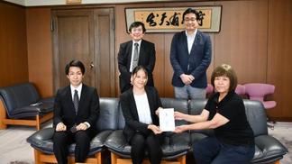 贈呈式(手前左から反時計回りに、岩佐祐介さん、中村紀蝶さん、リエラの河津さん、日田市原田市長、秋本先生)