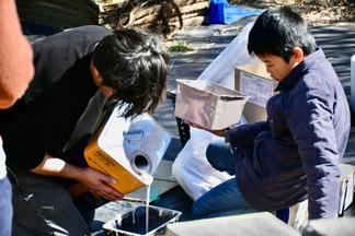 塗料を準備する様子