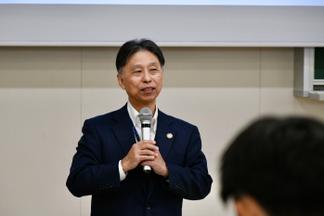 主催者を代表して挨拶をする伊佐経済学部長