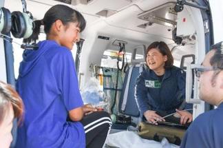 機内でヘリ内部の機器等を説明