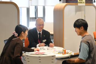 企業の担当者と和やかな雰囲気で