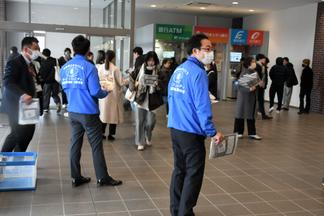 「バイトはしっかり見極めて」と学生に声をかける様子