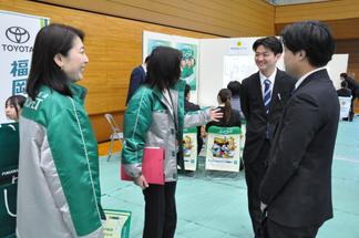 企業と学生の和やかな会話（福岡トヨペットのブース）
