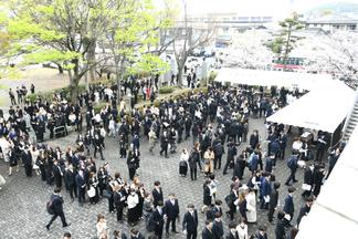 立て看板の前で
