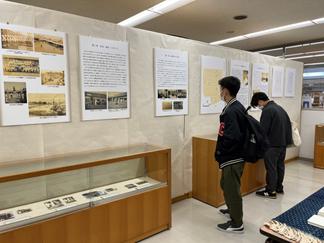 御井図書館での展示の様子