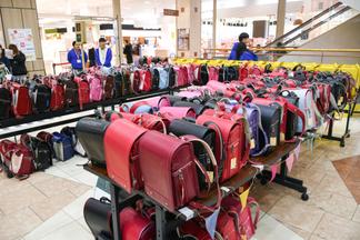 会場で子どもたちを待つランドセル（一つ一つ学生手作りのお守りを付けました）