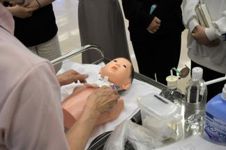 小児気管切開モデル人形を使って、気管切開の管理を学ぶ