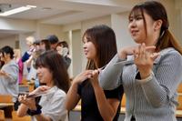 法学特殊講義で学生たちが「そろばん総踊り」を体験しました