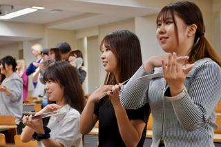 法学特殊講義で学生たちが「そろばん総踊り」を体験しました