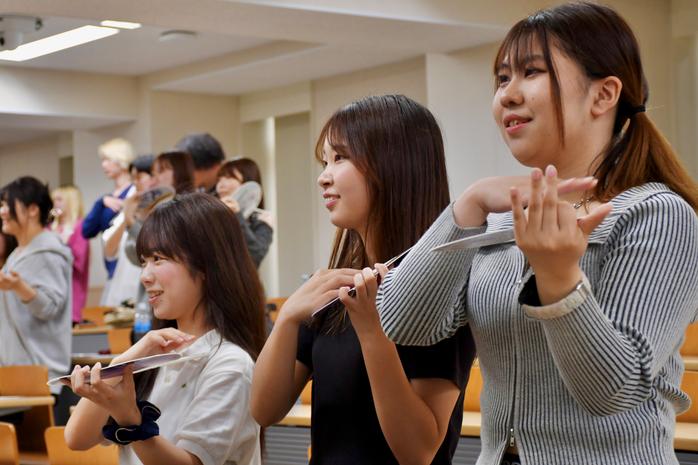法学特殊講義で学生たちが「そろばん総踊り」を体験しました
