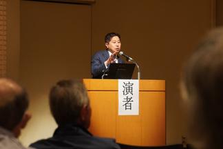 講演する医学部産婦人科学講座の西尾 真 准教授